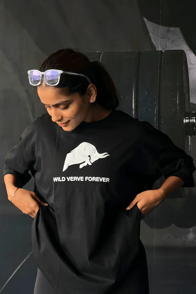 SHE REMEMBERED WHO SHE WAS Oversized T-shirt (BLACK)