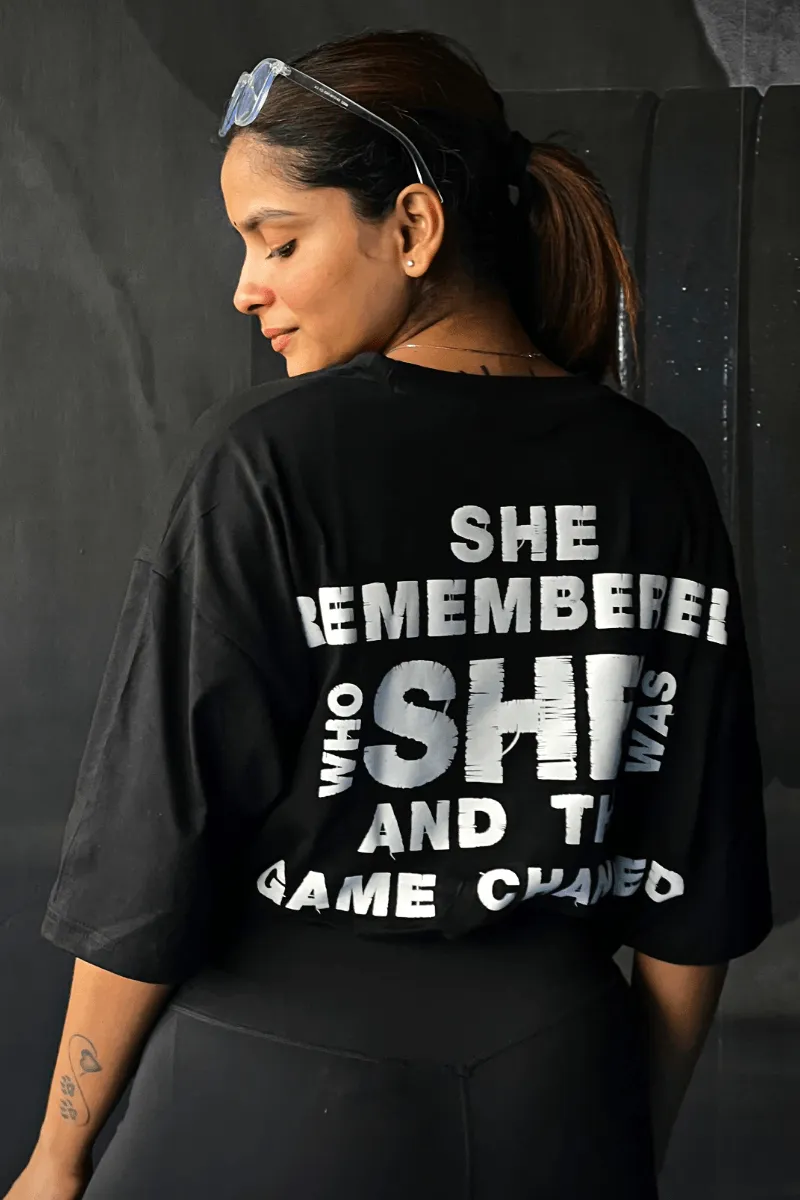 SHE REMEMBERED WHO SHE WAS Oversized T-shirt (BLACK)